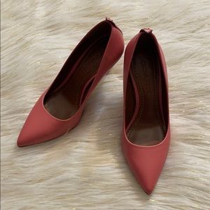 Pointed shoe